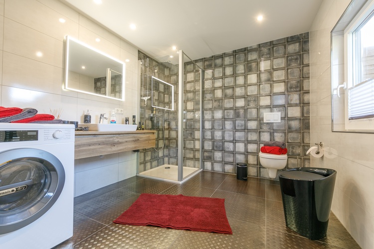 großes Duschbad im EG