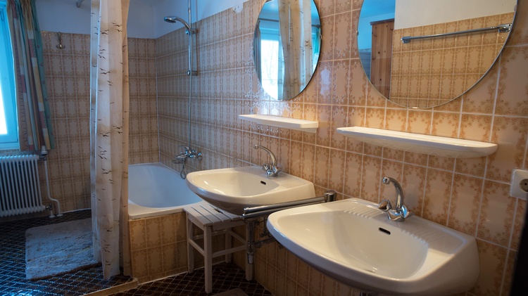 Grosses Badezimmer im ersten Stock