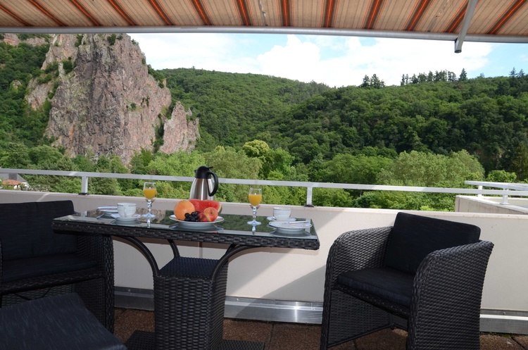 Balkon mit Ausblick auf Rheingrafenstein