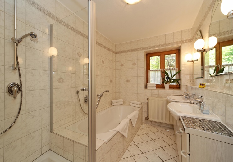 Helles, gepflegtes Badezimmer mit Dusche und Badewanne
