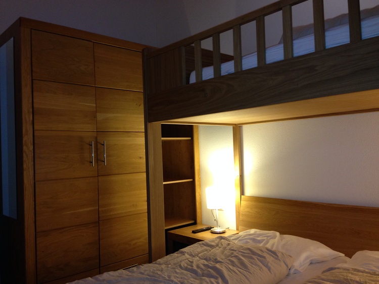 Hochbett in einem der Schlafzimmer mit Doppelbett