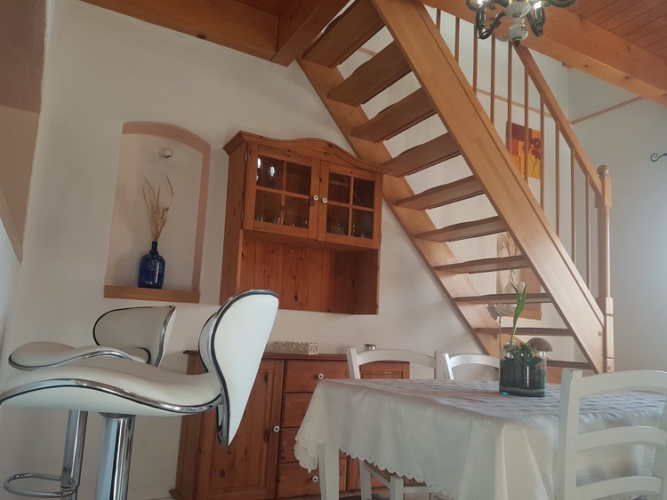 Essbereichunten mit Treppe nach oben