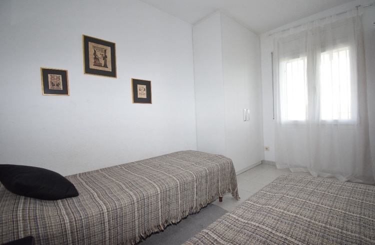 Schlafzimmer , Fenster mit Fliegengitter u. Rolladen, Ventilator, Kleiderschrank