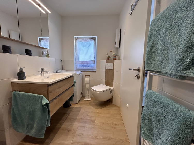 Bad mit Tageslicht, Waschmaschine, Toilette und Regendusche, Spiegel mit Beleuchtung, Fön,