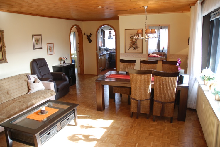 Wohnzimmer mit Essplatz und Blick zur Küche