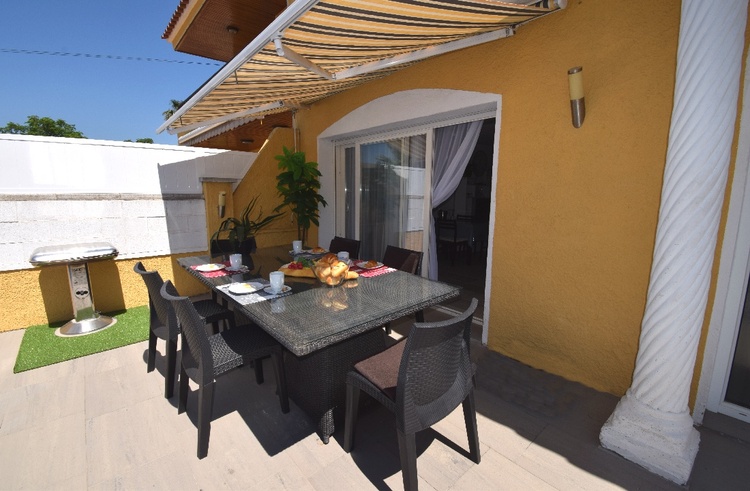 Terrasse ARENA 1 mit Markise, Grill, Tisch u. Stühle...