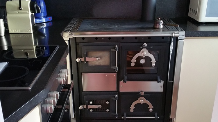 Zusätzlicher Holzherd zum Elektroherd