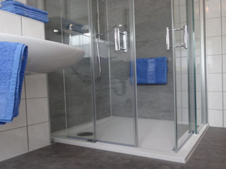 Bad mit Tageslicht und ebenerdiger Glasdusche