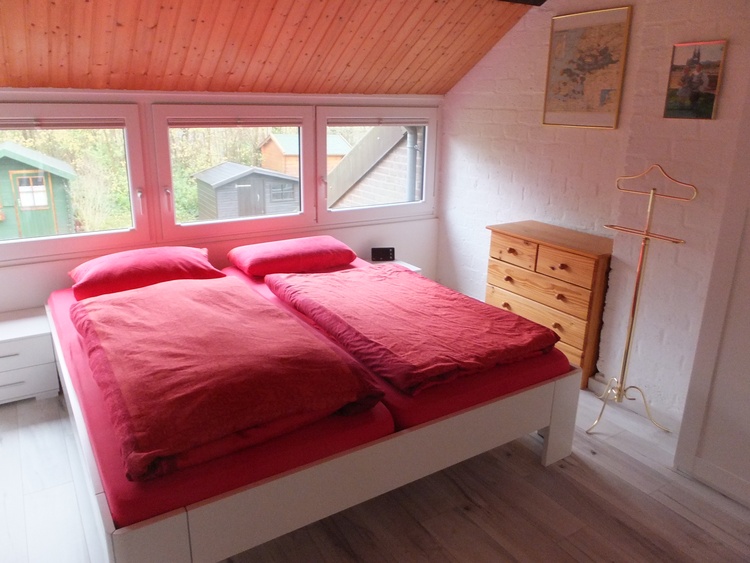 Doppelbett mit Fenster nach Osten