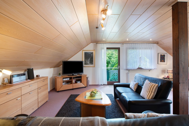 Wohnzimmer mit Blick zum Südbalkon