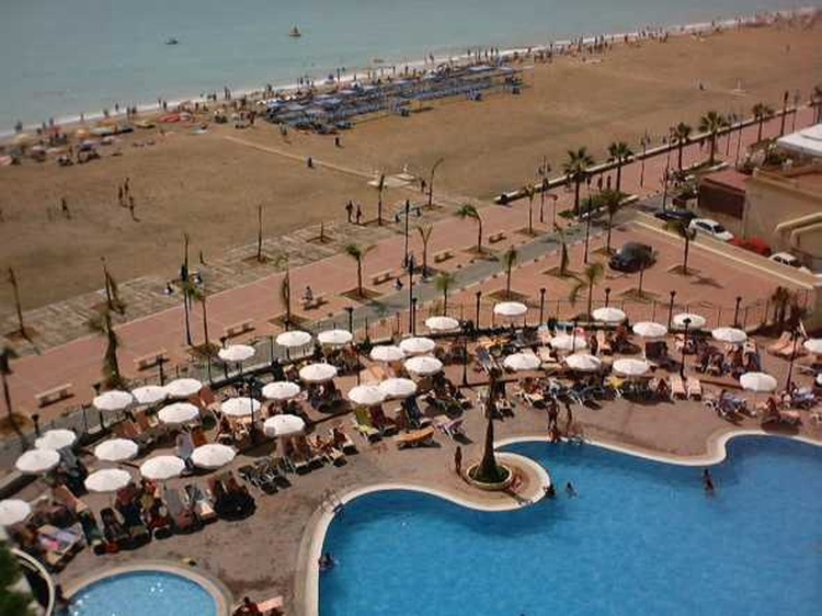 Blick auf einen der Pools und den Strand