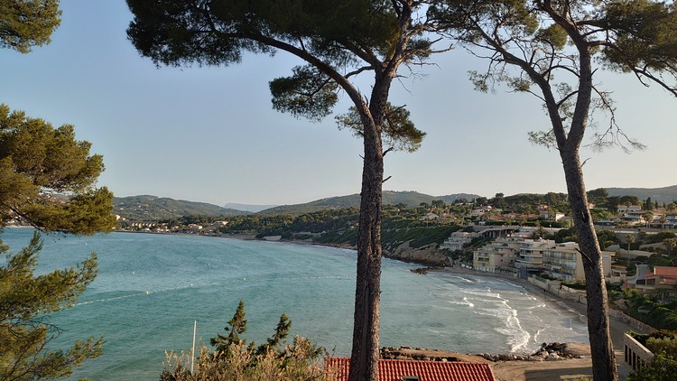 Bucht mit Strand in der Nähe