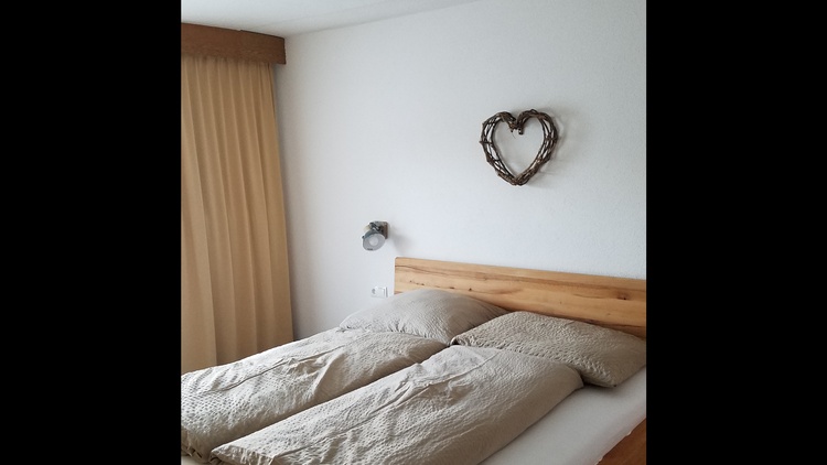 Elternzimmer mit Vollholzbett