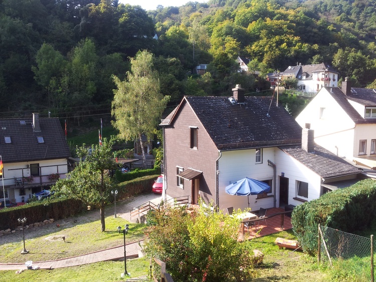 Blick von der Hütte zum Haus..