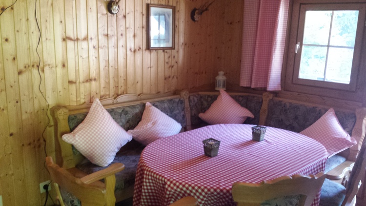 Die gemütliche Hütte am Berg mit E-Kachelofen erreichen Sie über 32 Stufen...