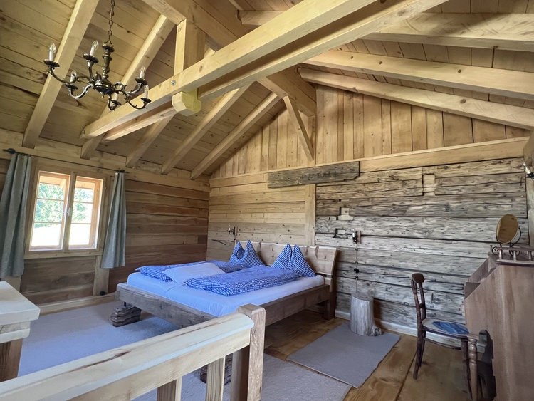 Doppelbett aus Massivholz geölt