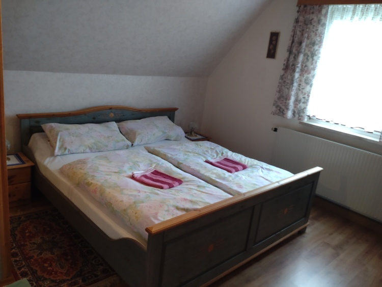 oberes Zimmer mit Dusche