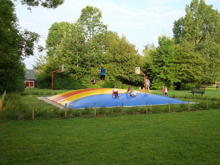 Hüpfkissen im Ferienpark