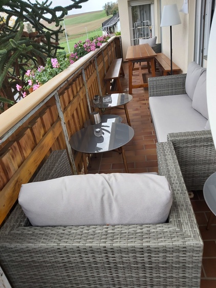 Balkon mit großem Tisch für 10 Personen und Markise
