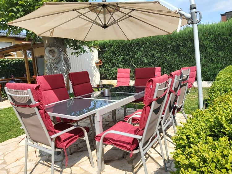 großer Garten mit Gartenmöbeln und Grills