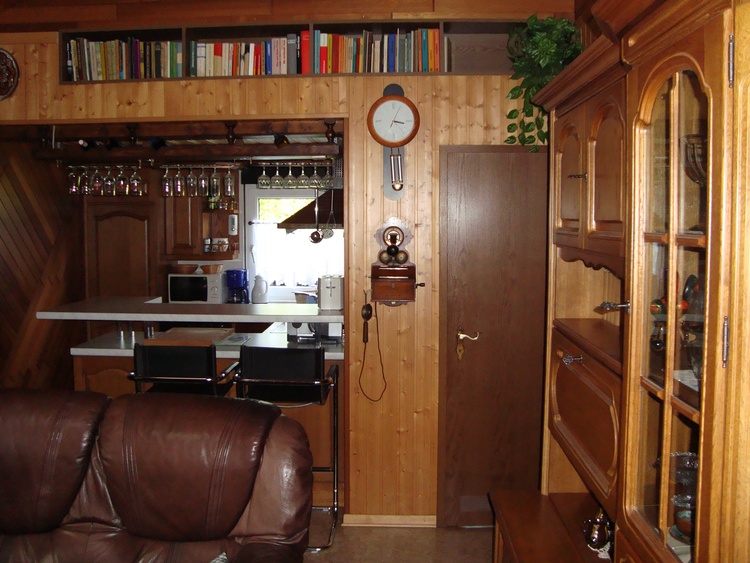 ofene Einbauküche mit Bar und Haustelefon zum Vermieter