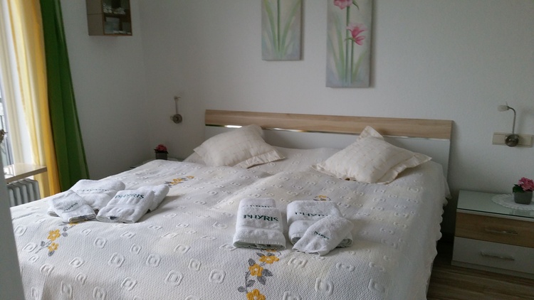 Schlafzimmer mit zwei hochwertigen Matratzen