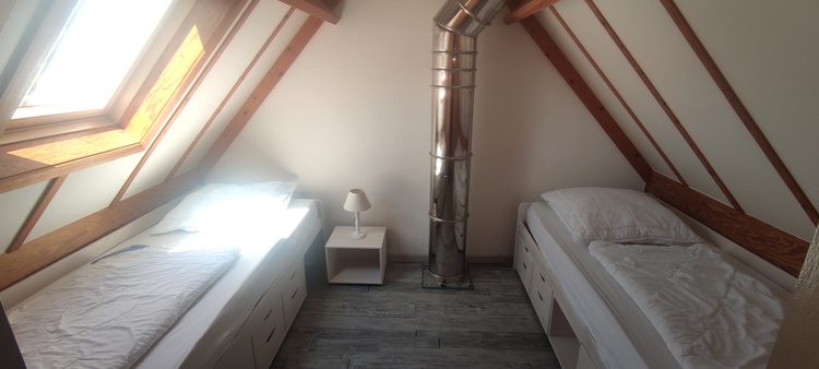 Schlafzimmer mit zwei Einzelbetten