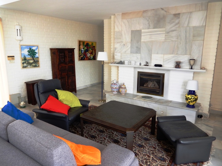 Wohnzimmer mit Kamin