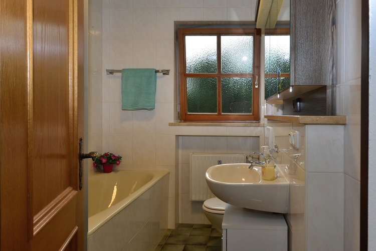 Badezimmer mit Dusche und Wanne