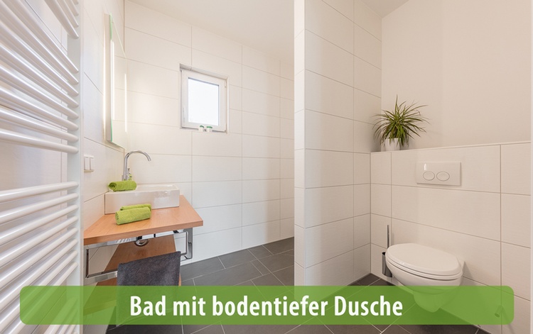 Badezimmer mit Dusche und WC