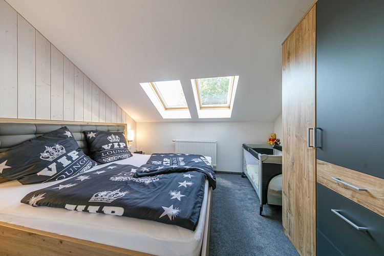 kleines Schlafzimmer mit Kinderbett