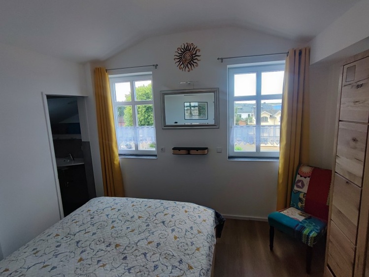 Schlafzimmer 1 mit angrenzendem Bad (Ostseeblick)