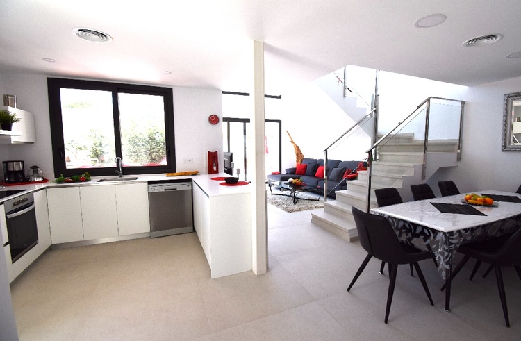 Modernste, komplett eingerichtete offene Einbauküche (Kühl-Gefrierkombination, Spülmaschine, Backofe