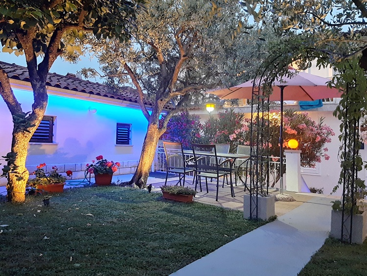 Terrasse im Garten am Nacht