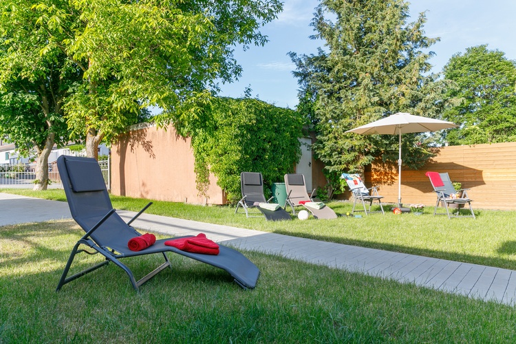 Garten mit Sonnenliegen