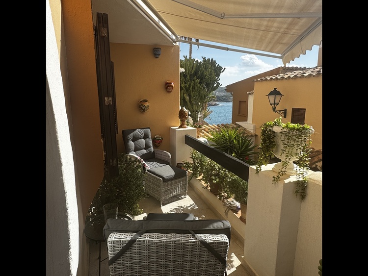 die Terrasse mit dem seitlichen Meerblick