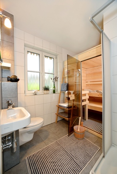 Sauna mit Dusche u. Toilette