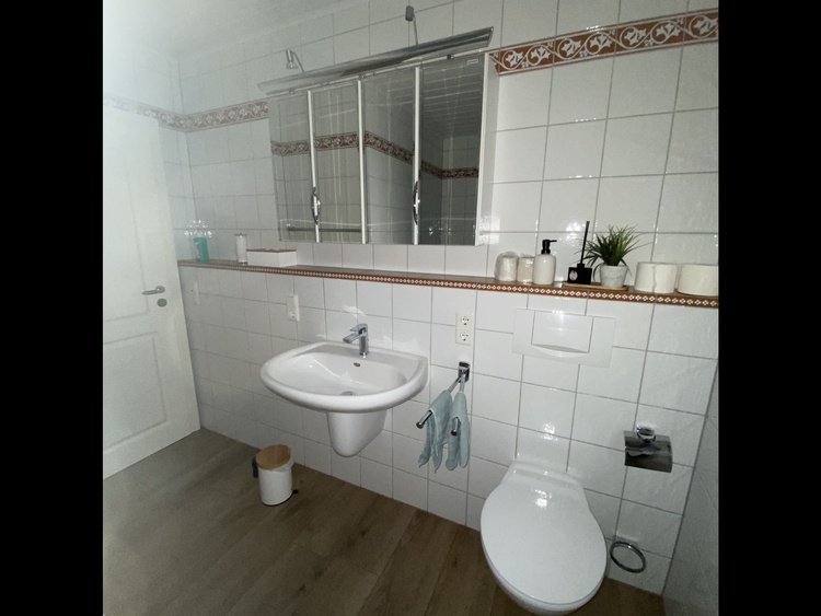 Bad mit Dusche und WC