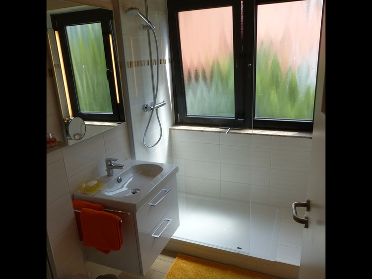 neu renoviertes Badezimmer mit begehbarer Dusche