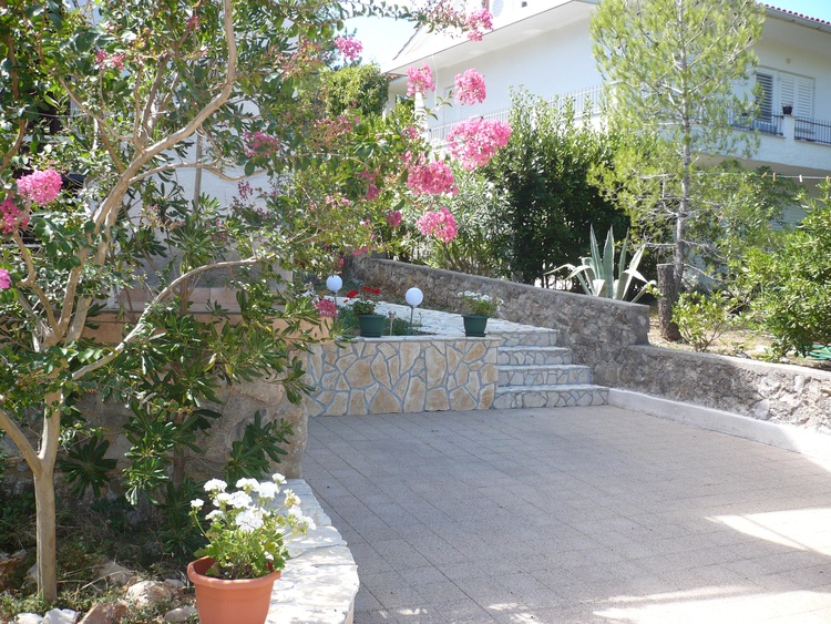 Garten und Parkplatz