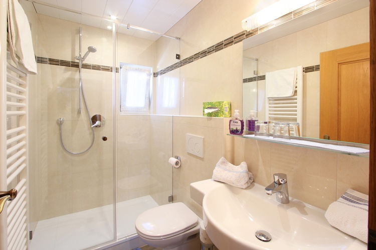 FeWo2 Dusche komplett NEU