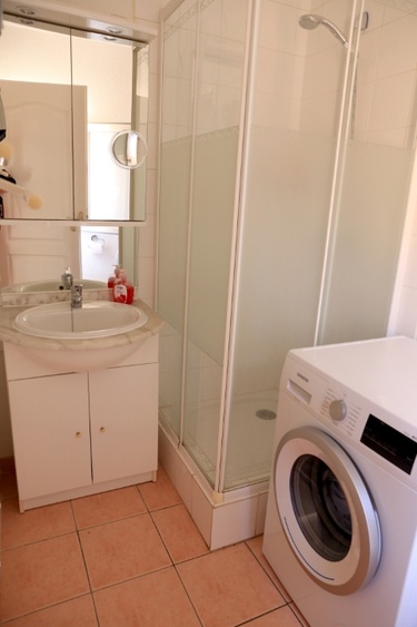 Dusche, WC und Waschmaschine