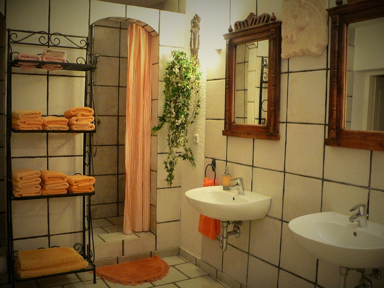 Auch das Bad strahlt südländliches Flair aus, ...