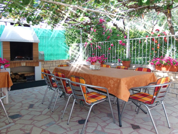 Terrasse im Garten mit Grill