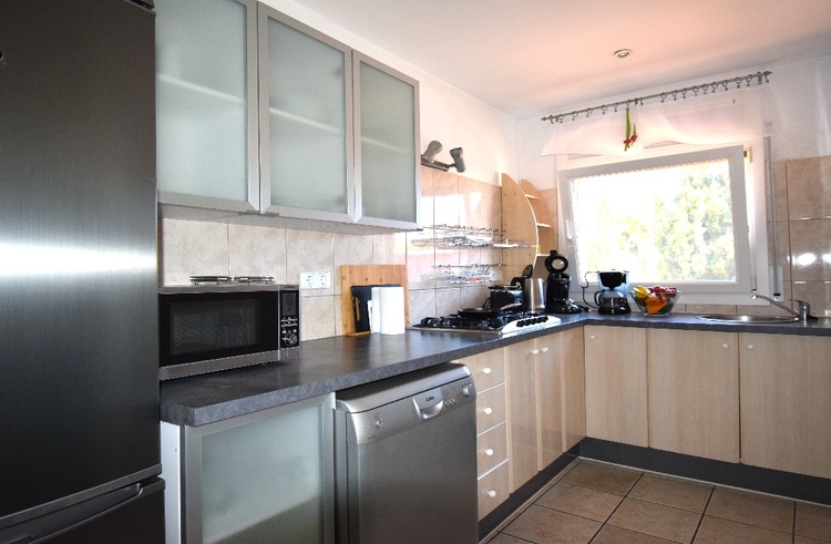 Arena 2 Küche mit Spülmaschine, Gasherd, Kühl- Gefrierkombination, 1xFilter-Kaffeemaschine + 1xNespr