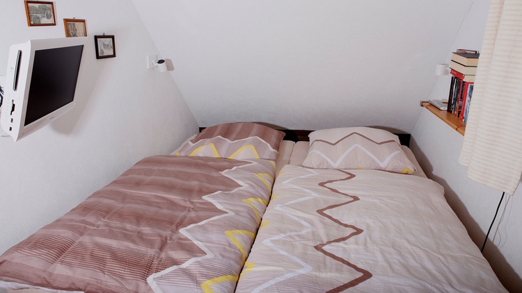 Kleiner Schlafraum mit Doppelbett 2,00m x 1,80m und TV