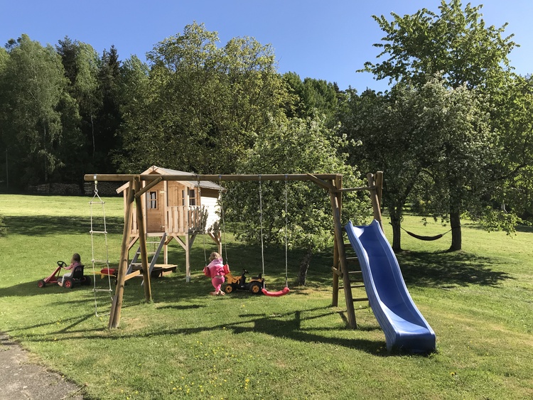 Spielplatz direkt beim Haus
