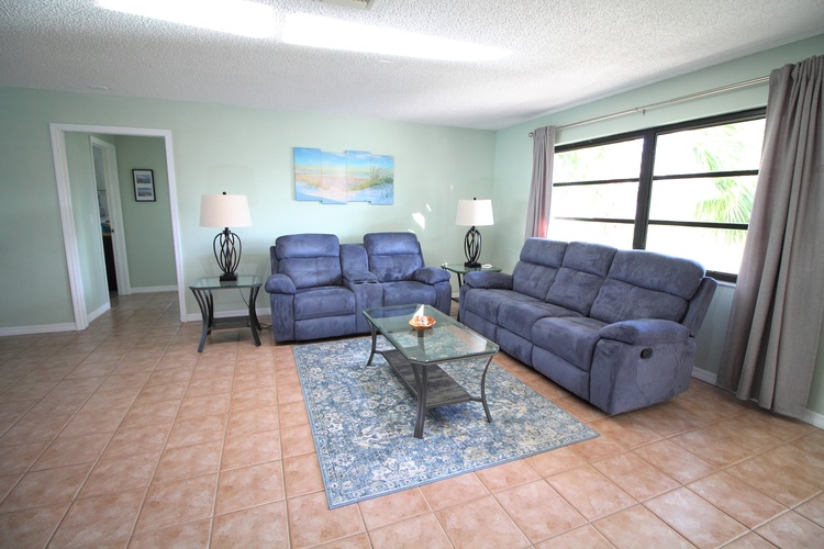 Wohnzimmer mit bequemen Liegesesseln