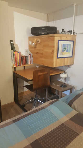 kleiner Arbeitsplatz mit USB-Ladestation