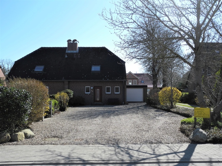 Vorderseite + Einfahrt